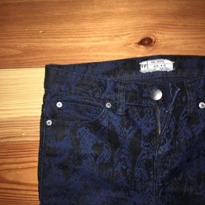 FREE PEOPLE BLUE PRINTED PANTS 25